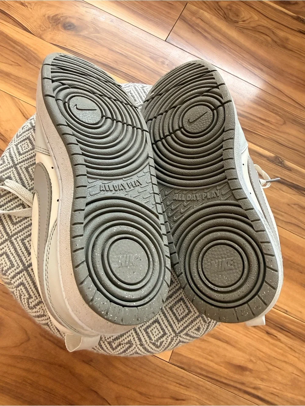 Nike Kids Low-Top Sneakers in White and Light Gray  US 5Yw